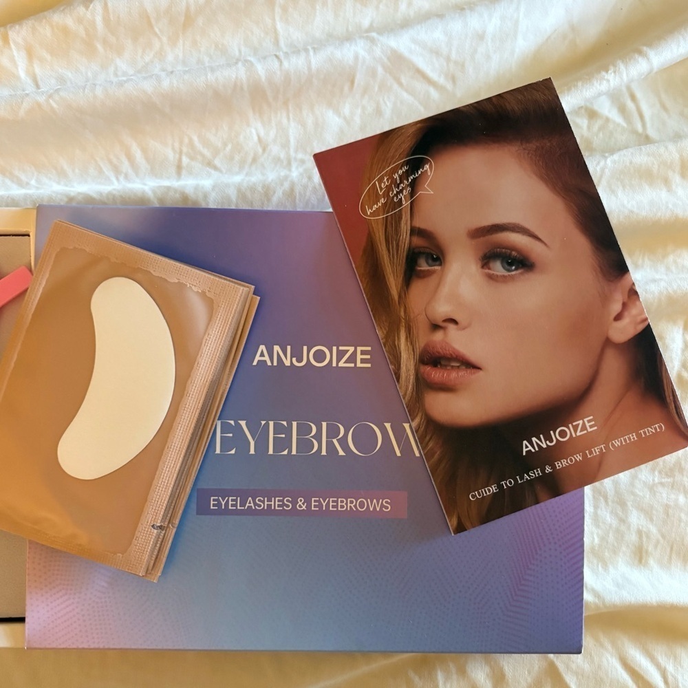 NIB- Eyebrow-Eyelash Dye kit
Professional kit Salon quality eyebrow & Lash Kit